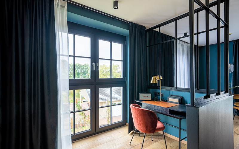 Fenêtre PVC finition Spectral Noir Graphite, vue depuis l’intérieur d’un bureau moderne