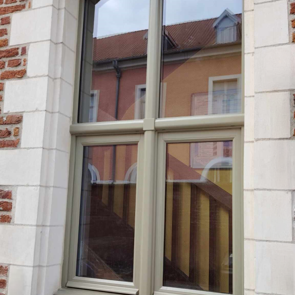 Fenêtre en bois 58 Patrimoine Boudins Lillois avec carré central, finition aluminium gris olive RAL 7002