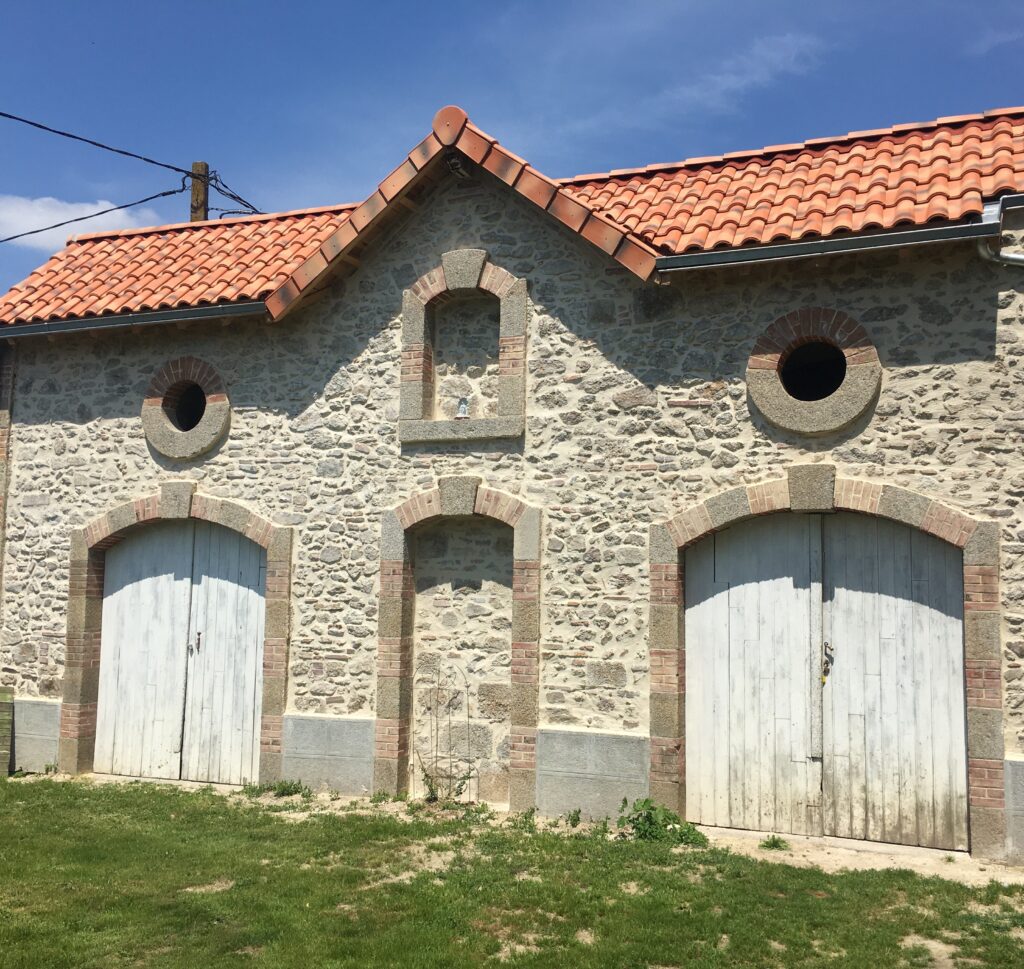 Devanture maison en pierre avec coulissant aluminium avant rénovation