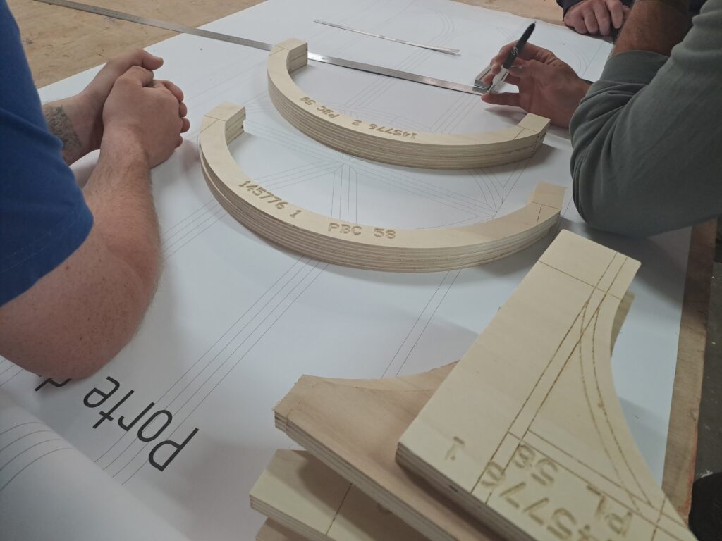 Collaborateurs au cintrage bois