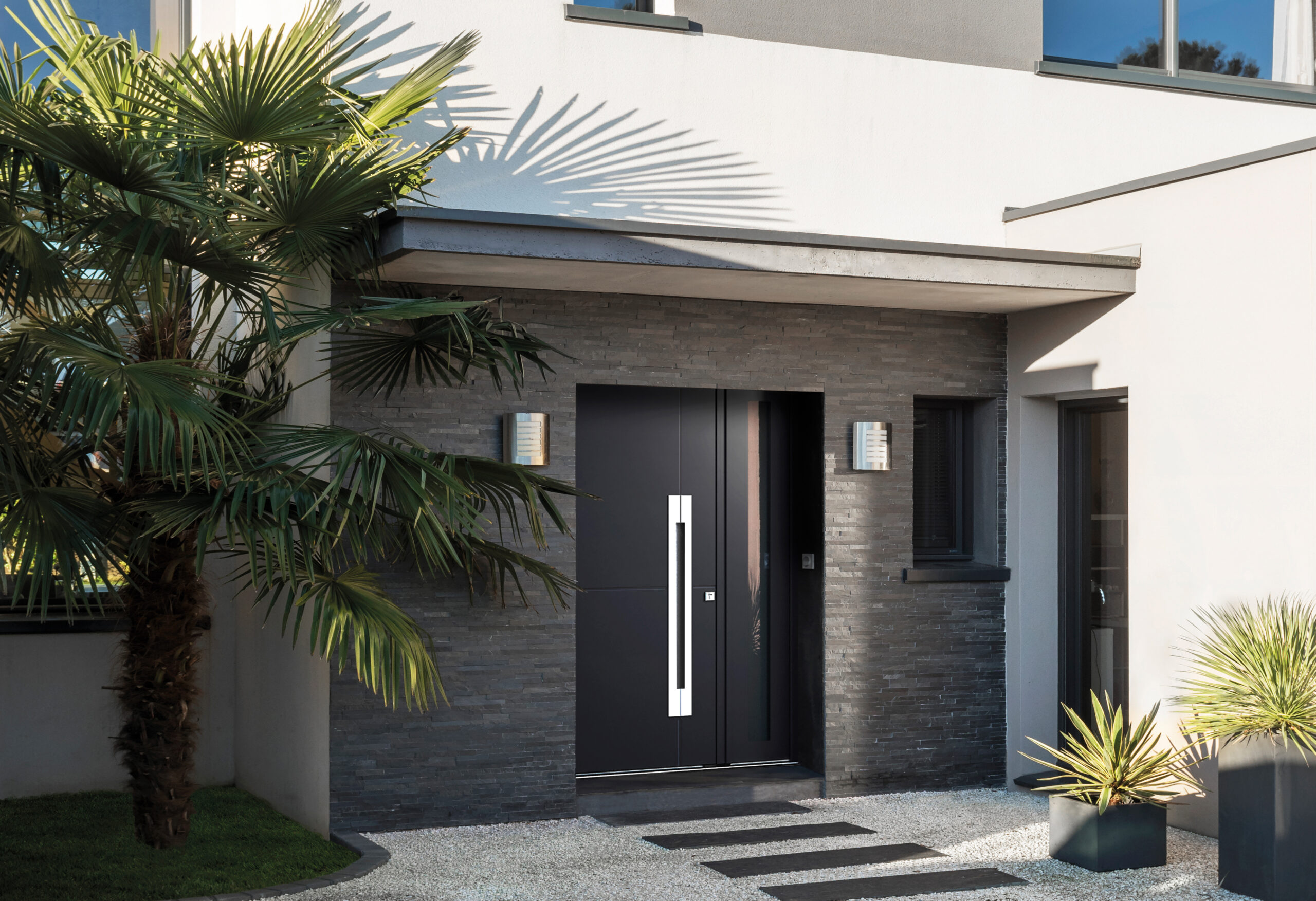 Porte d'entrée moderne en aluminium grise