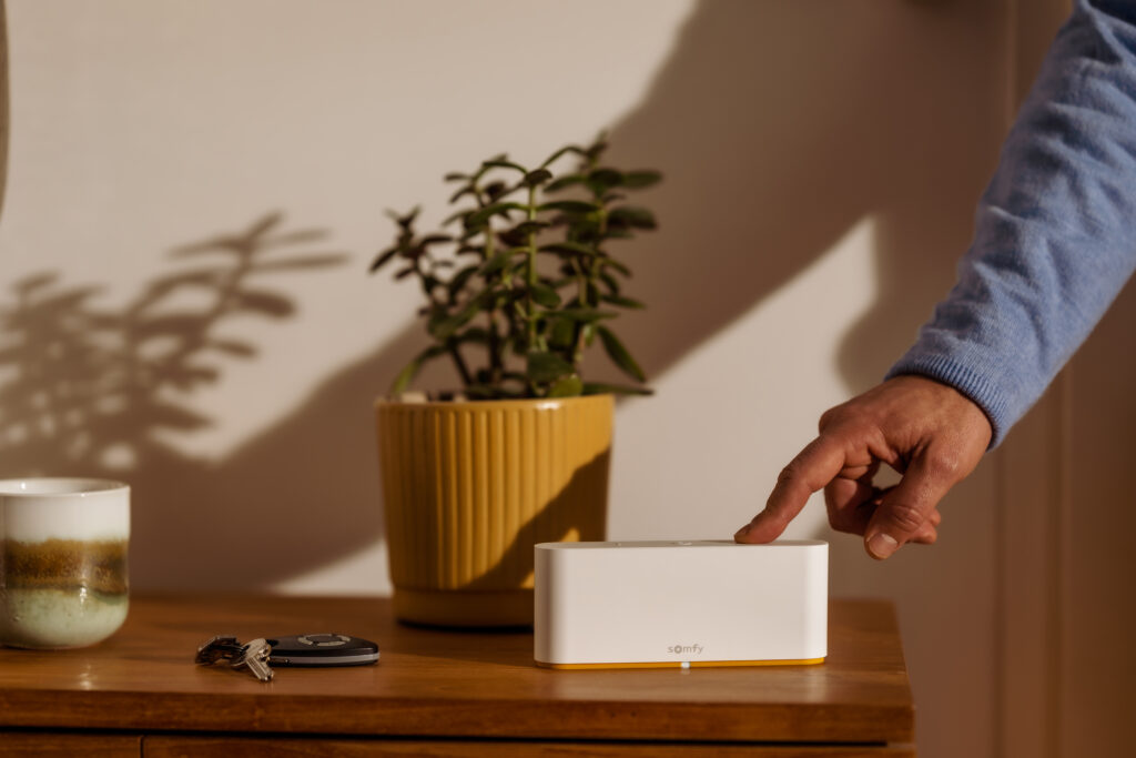 Box connectée Tahoma swith dans un décor ambiance pour volets connectés