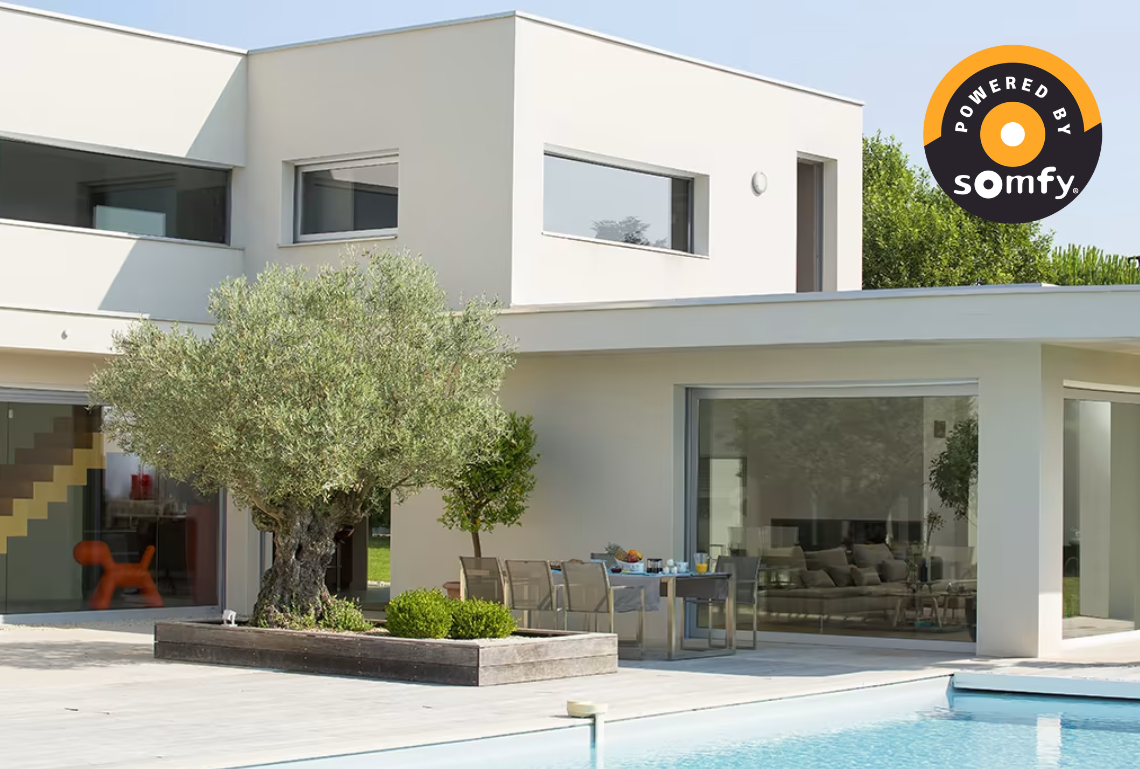 maison connectée avec logo somfy
