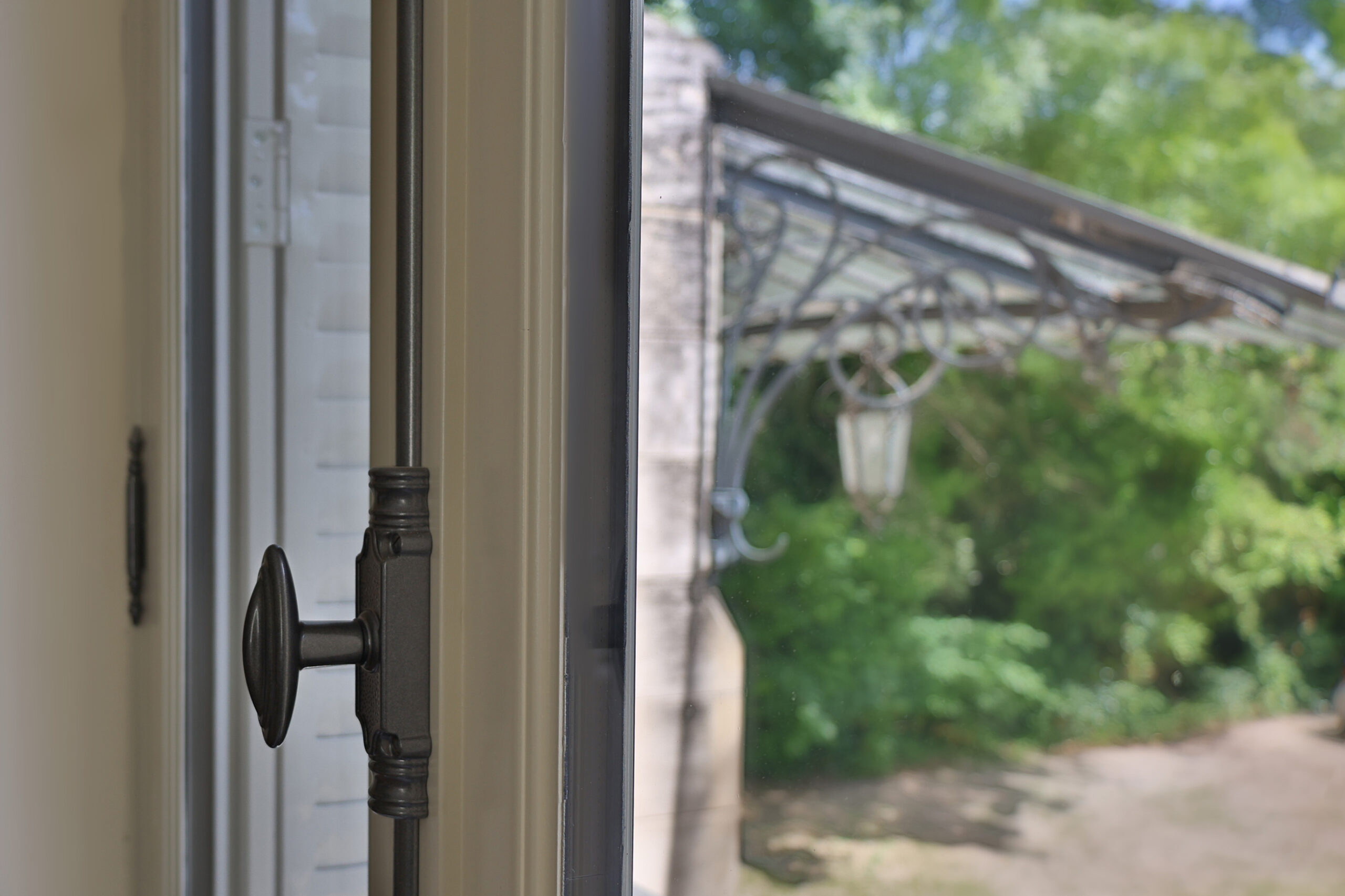 portes et fenêtres sur-mesure accessoires et quincailleries