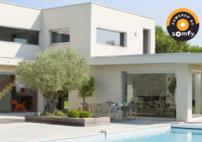 maison connectée avec logo somfy