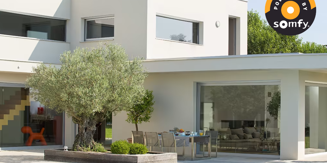 maison connectée avec logo somfy